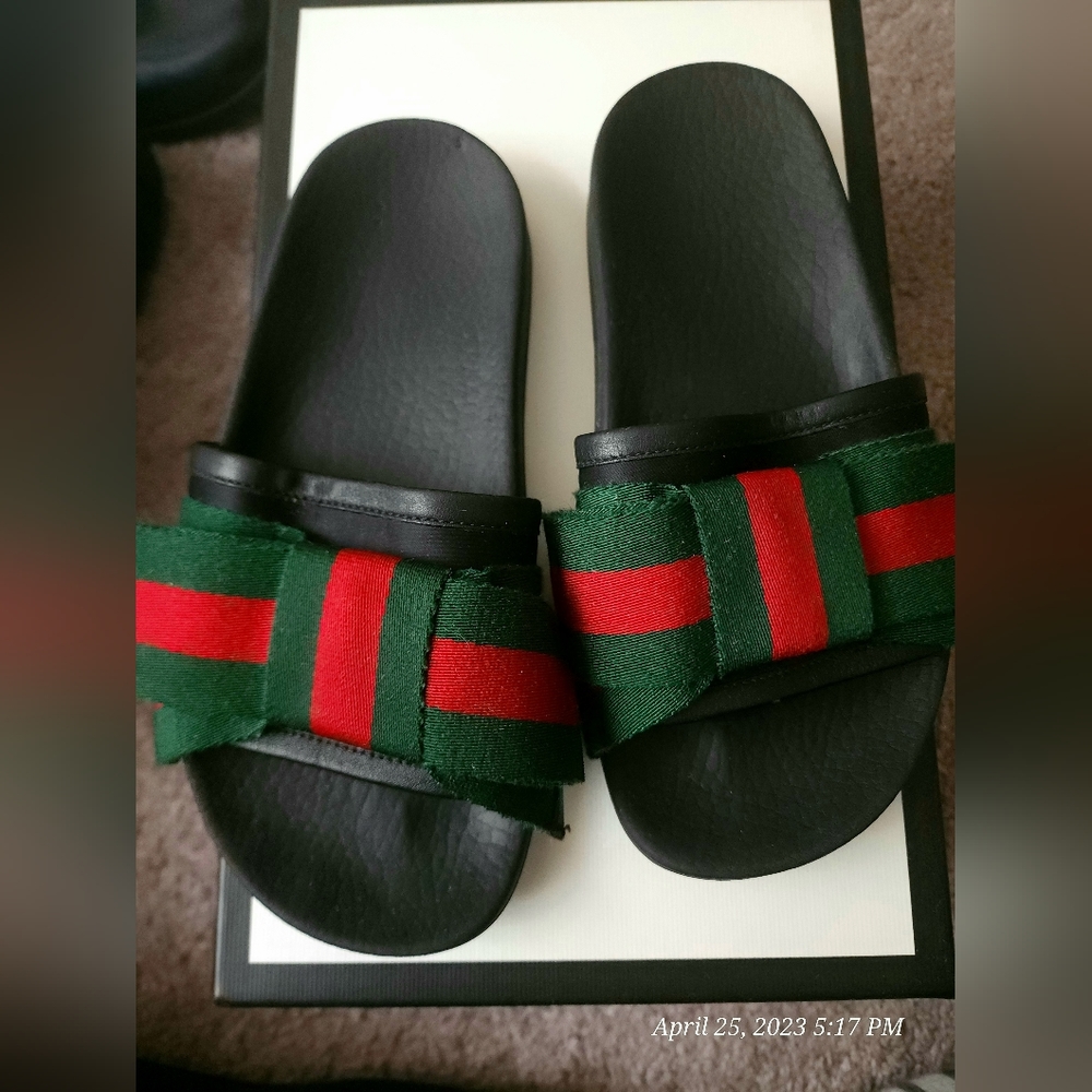 **SOLD**Gucci Flat Pursuit Slide With Bow